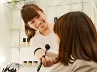お客様にメイクをするだけではなく、日頃使えるメイク術などもレクチャーします。