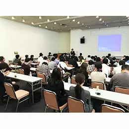 ブロック毎の全体会議の様子。全ての部門の社員が一同に集まり行います。