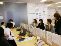 訪問予定の確認や相談、システムの使い方を教え合うなど、和やかなミーティング。