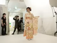 晴れ姿を美しく。スタッフ全員、チームワークよく撮影を進めます。