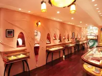 ケイ・ウノの店舗は、柔らかい灯りがショーケースを照らす落ち着いた雰囲気。