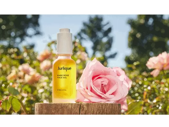 RO フェイスオイルは肌によくなじみ、潤いのある艶やかな肌へ。 気分が明るくなる華やかなローズの香り