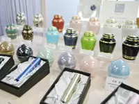 お骨入れなどの表情豊かな商品もそろえています。