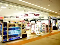 店内には、化粧品、フレグランス、アクセサリーをはじめ、たくさんの商品やブランドが揃っています