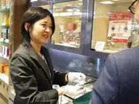 魅力的な商品に囲まれて、たくさんのお客様と接することができる仕事です