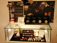 ★ショーケースの作品集★携帯や時計、電卓などデコレーションするものは様々。