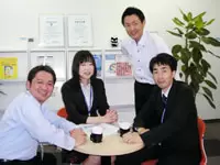 休憩中の一コマ。コーヒーなどドリンクフリーの環境です。「話す」仕事だから喉は労わって下さいね！