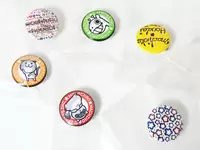 当社オリジナルの缶バッチなども作成。こうしたちょっとしたモノづくりも社員の声から生まれたりします