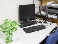 気が早くてすでにあなたの席を準備してしまいました（笑）。観葉植物がちょっとした癒しになります