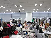 オフィスには常時、沢山のドレスや小物が溢れています。好きを仕事にできる職場です。