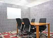 社内に3つあるミーティングルームのうちの1つ。ここから様々なアイデアや意見が生まれます。
