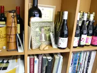 ワインに関する蔵書は多数。いつでも勉強できる環境です