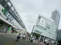 職場から徒歩約5分のJR桜木町駅には、紀伊国屋や映画館などが入った大型ショッピングビルもあります★