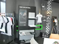 2Fのラウンジでは、アクセサリーをはじめ関連商品がたくさん並んでいます