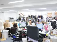 平均年齢が20代と若く、ワンフロアに集まっているため部署の隔てなくフラットな職場です。