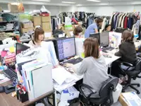 オフィス内では女性スタッフを中心に、いつでもアパレル企画のアイデアが飛び交っています！