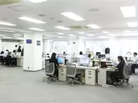 2010年7月に移転したばかりの新オフィス。開放感のある大きな窓に囲まれた空間が広がっています。