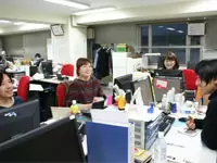 皆でデスクを寄せ合いながら和気あいあいと仕事を進めています♪