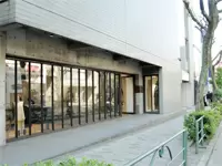 ヨウジヤマモトの青山路面店。ガラス張りで開放感のある店舗。