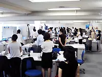 ▲広々としたオフィス。さまざまな情報を共有する朝礼も行っています。