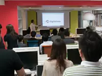 毎月全社員参加で開催する月初会。全社や各部署の情報を共有します。全員参加で会社を創る！です。