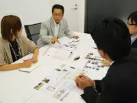 より良いモノを創るため、会議では社長を交え、ページ構成や企画内容の意見出しを頻繁に行っています。