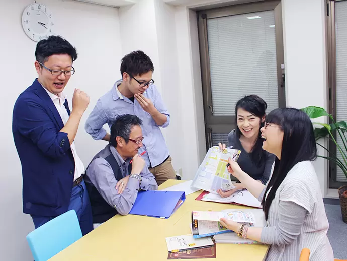 打ち合わせ中も笑顔が絶えないことが魅力の一つで、雑談からアイデアが生まれることも。