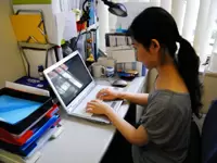 仕事中は真剣！「楽しい」を発信していくために、みんな頑張っています。