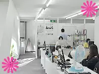 明るい日差しの差し込む、白が基調のオフィスです。