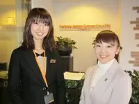 麹町本社の受付でのお仕事の可能 性も。カフェが併設しているおし ゃれな受付です。