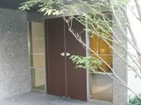 ◆入り口◆今回お任せする高級マンションの周りには緑が多く、過ごしやすい周辺環境が魅力です♪