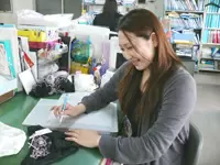 デザインのアイデアを出し、納得いくモノを描きます。