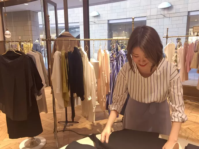 ブランドや商品について一つひとつ丁寧に教えていきますので、未経験の方もご安心ください。