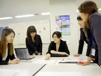 定期的にミーティングを行い仕事状況を確認。プライベートな話で盛り上がってしまうことも。