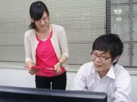 報告や相談も笑顔で。上司や先輩に恵まれたアットホームな職場です！