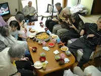 みんなで採る食事風景は、まるで一家団欒です。