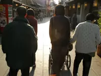 気分転換にみんなで散歩。外の空気に触れるのは気持ちいいですね。