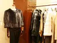 上品なファッションアイテムが揃う店舗は平日でもショッピングを愉しむ女性でにぎわっています！