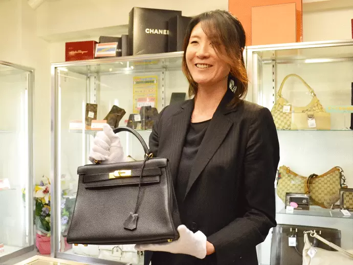 ジュエリーやブランド品が好き、という方ならきっと楽しく働けますよ！
