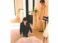 緊張している新郎新婦をリラックスさせ、最高の感動をお手伝いしていきます。