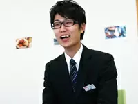 男性社員も活躍中。年齢が近いので、自然と仲良くなれますよ。