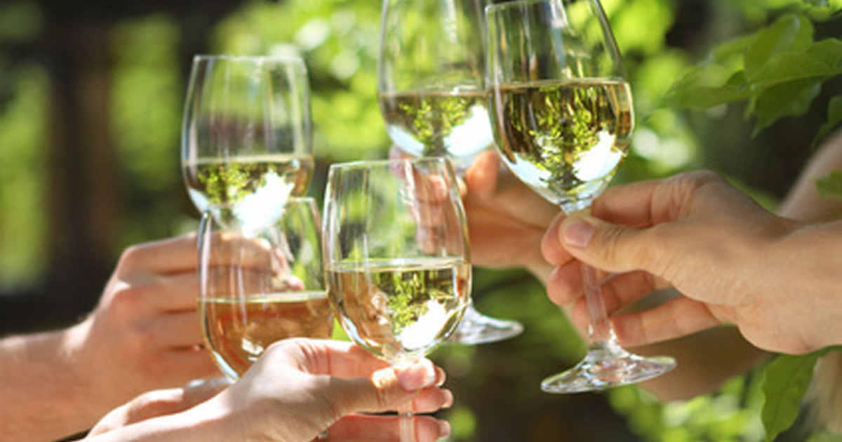 ●●な時に女性がお酌するのはNG！ 上司と飲みに行く前に知っておきたい大人女子の酒席マナー