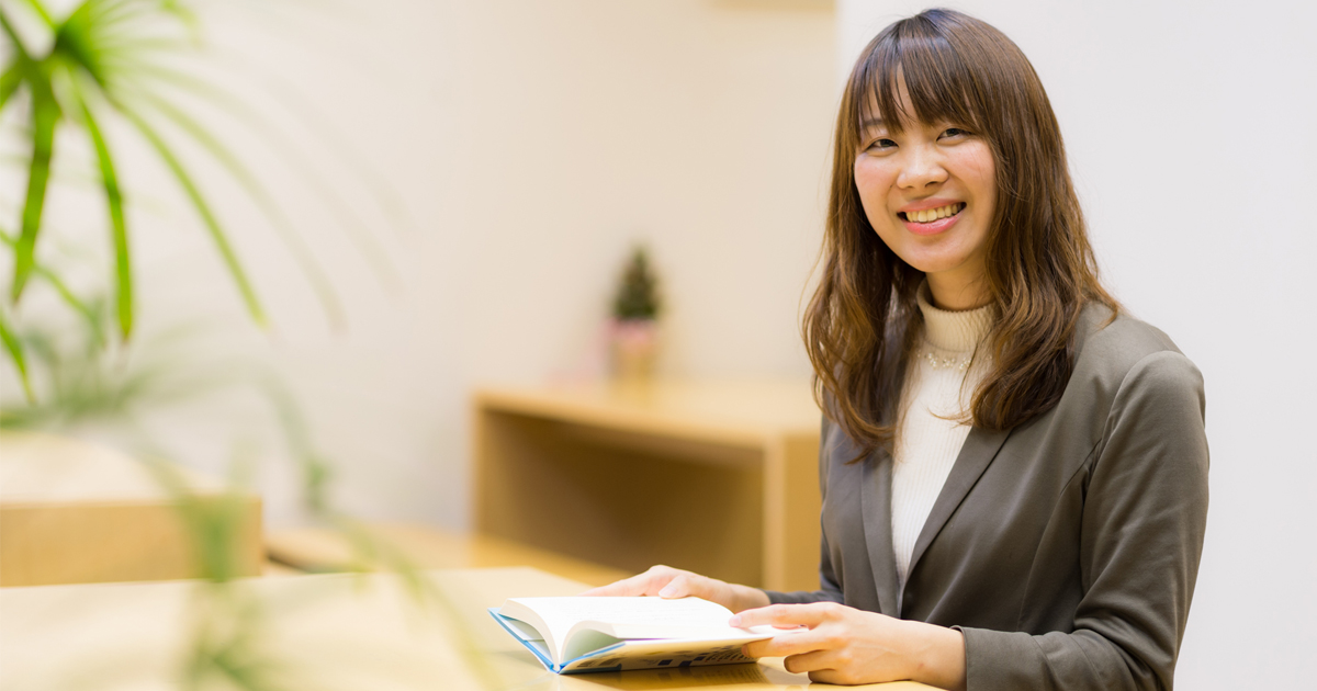 昼間はIT系企業の会社員、定時が過ぎたら小説家――辻堂ゆめがパラレルキャリアを通じて見つけた“働くこと”の意味
