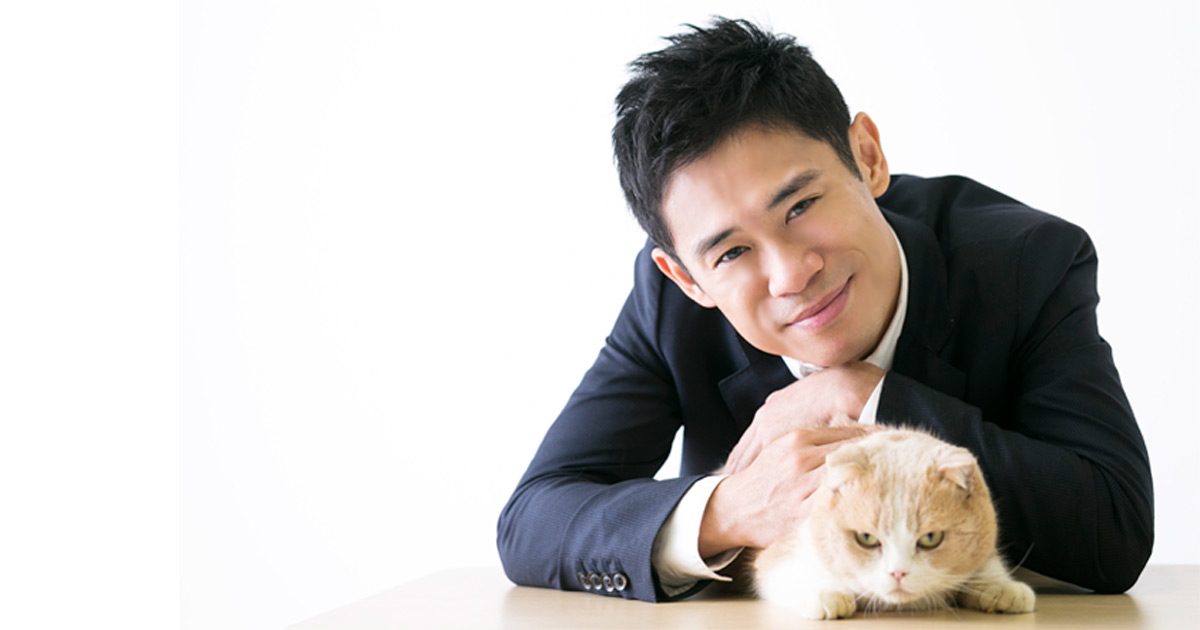 「当たり役」を生み出す天才・伊藤淳史が大切にする「主張し過ぎない自意識」とは【タレント猫・シナモンも登場】