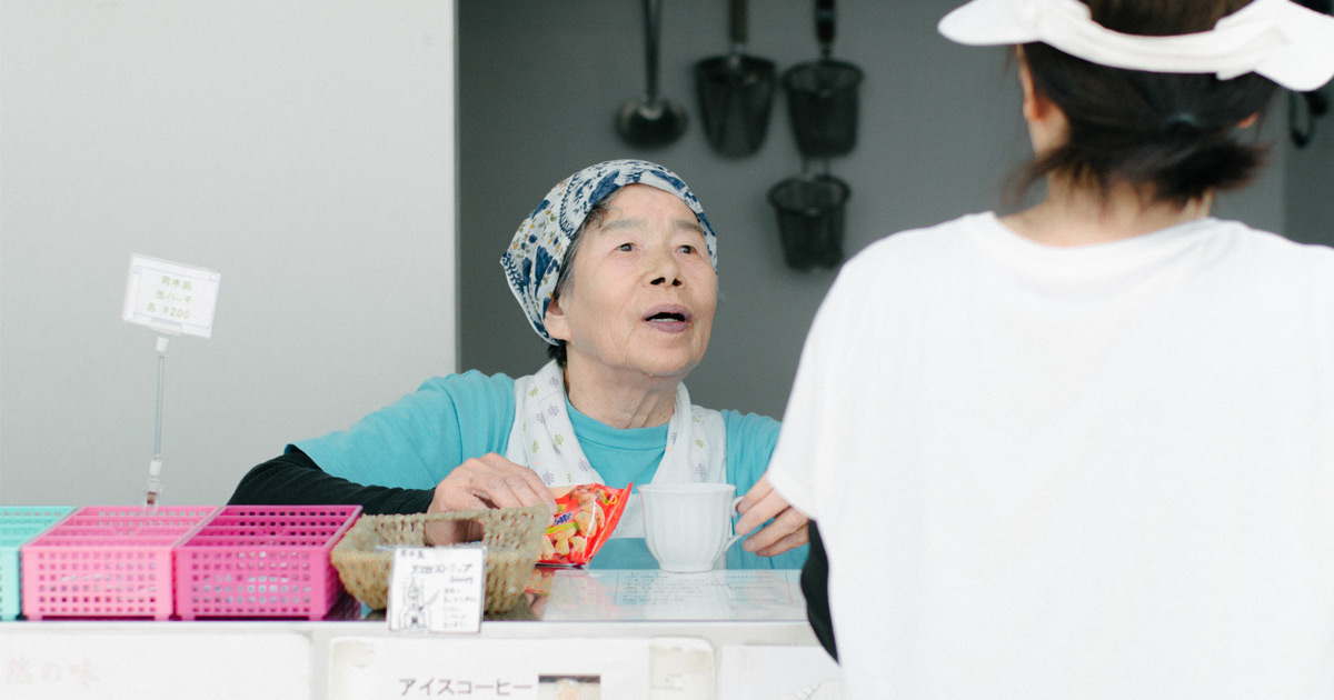 「定年したくない」世界中からの旅行客を迎える82歳のお土産屋さん【連載：地域のライフワークに出会う旅】