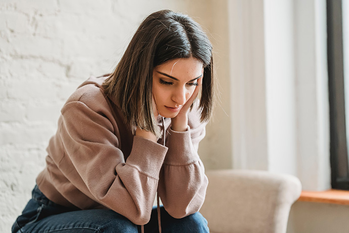離婚後の生活について考える女性