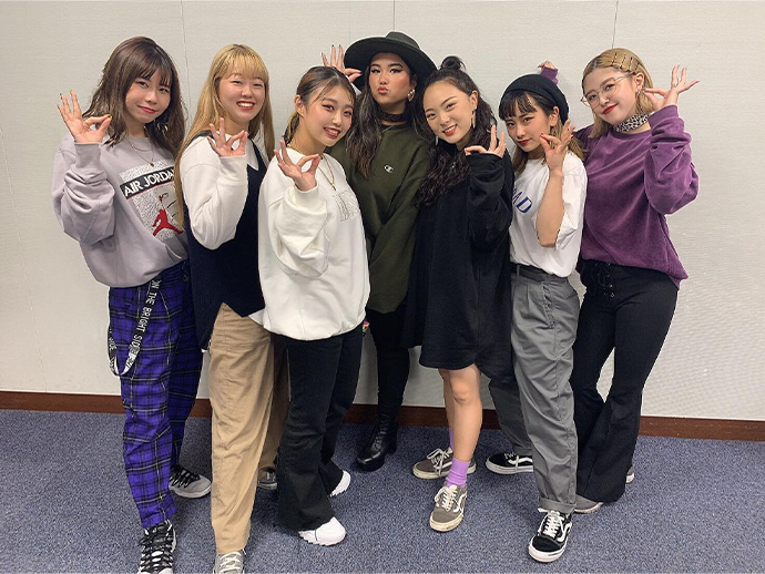 NHK『うたコン』で『IZ*ONE』出演時に『CAT'S EYE』の振り付けを担当した際の、アシスタントダンサーの皆さんとの集合写真