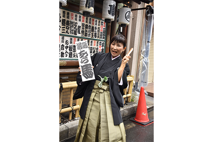 二ツ目に昇進して喜ぶ落語家の三遊亭あら馬さん