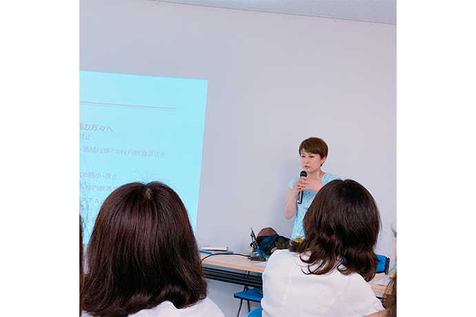 セミナー講師を務める落語家の三遊亭あら馬さん