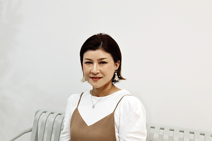 椅子に座ってほほ笑む落語家の三遊亭あら馬さん